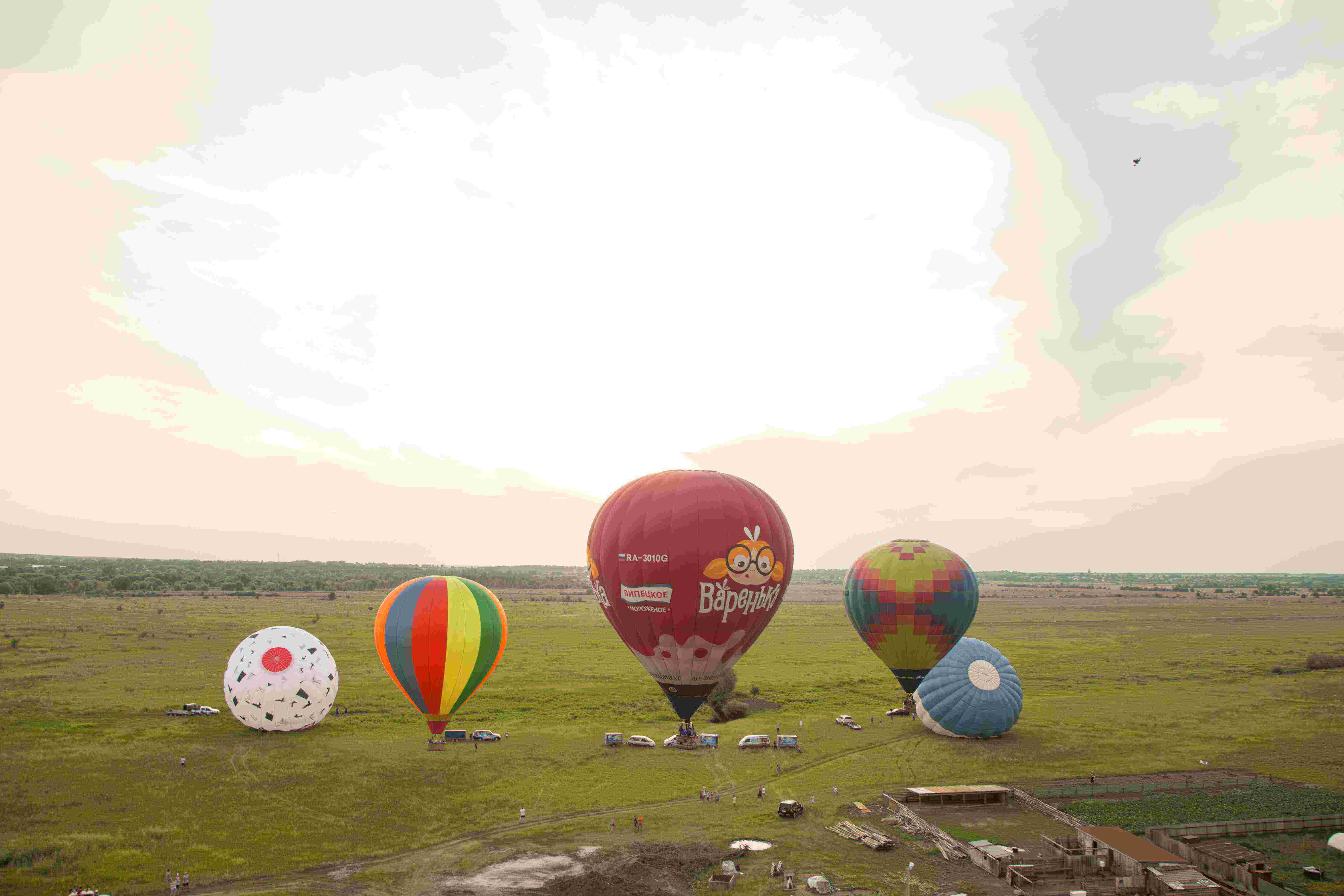 На воздушном шаре рязань. Фестиваль воздушных шаров в Рязани 2023. Полет на воздушном шаре Рязань. Парад воздушных шаров в Рязани 2022. Шары над Рязань.
